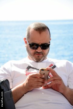 ����� ����